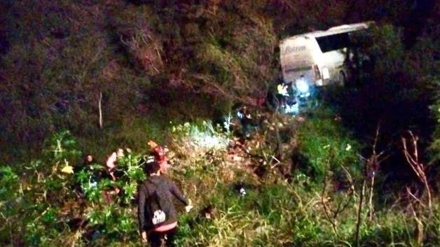 Vuelca autobús de pasajeros; 1 muerto y 19 heridos