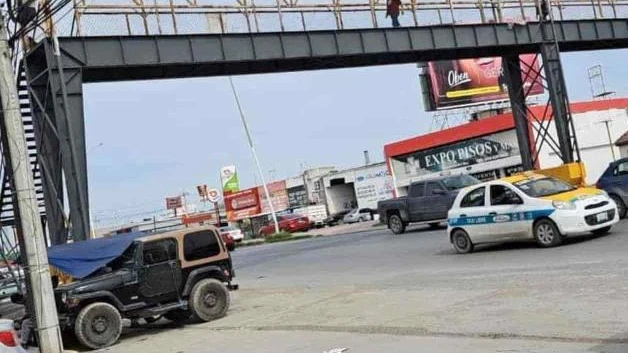 Arriesgan su vida en puente peatonal