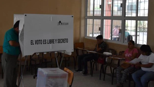 Buscan casa por casa a funcionarios de casillas