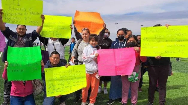 Padres de familia exigen maestros en primaria de Reynosa