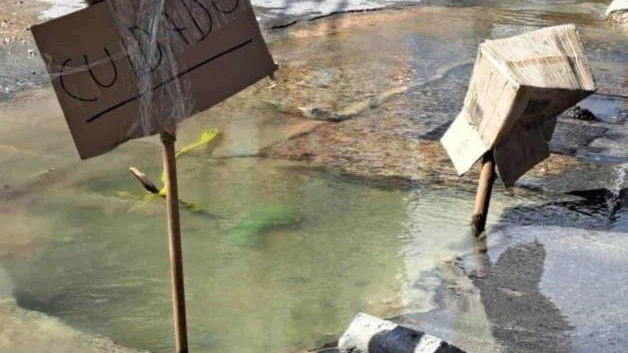 Derrochan agua limpia: Dejan zanja abierta
