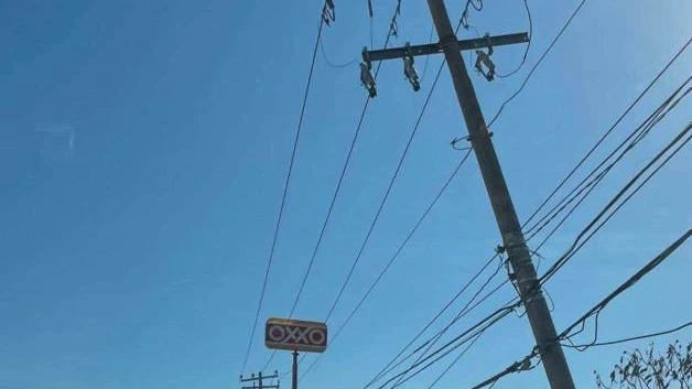 Alerta por poste a punto de caer