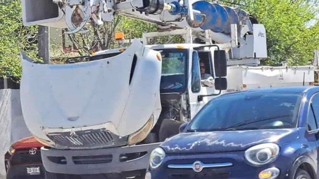 Camión de la CFE obstruye bulevar