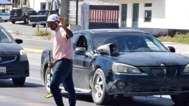 Espontáneo se lanza a lidiar con el tráfico