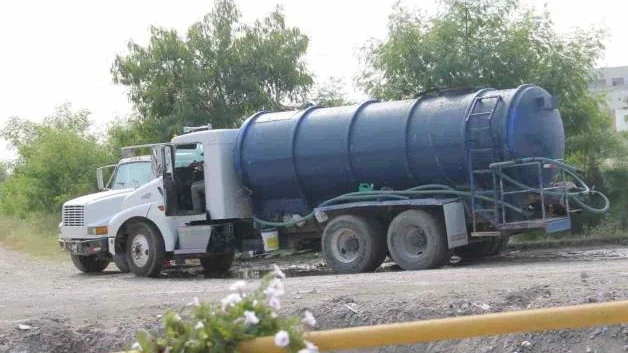 Huachicolean el agua de canales