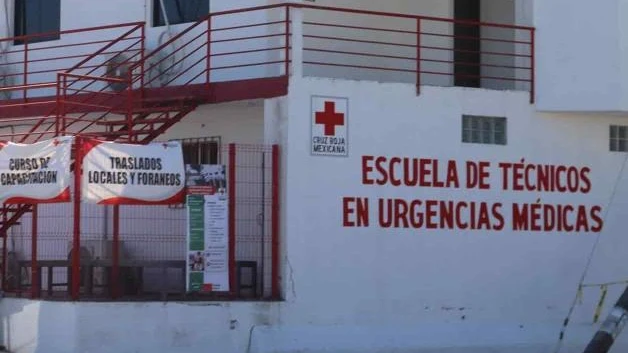 Reanudan escuela para paramédicos
