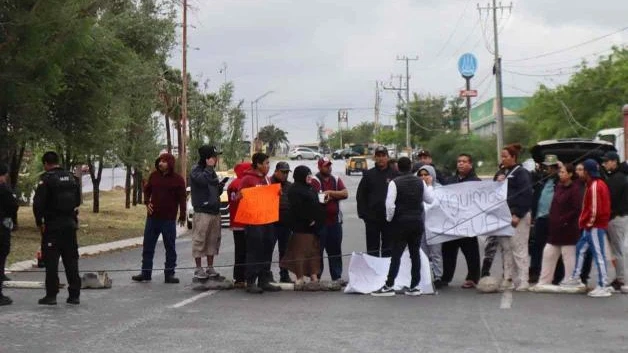 Bloquean avenida para exigir agua: Diez días sin suministro en Puerta del Sol