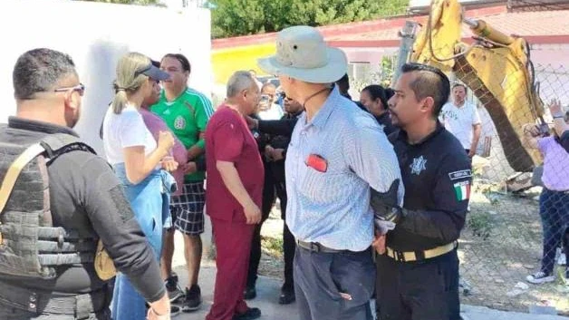 Chocan vecinos y plantel por predio