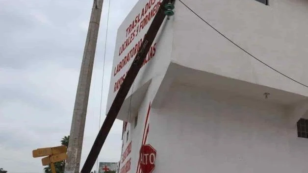 Poste amenaza con colapsar