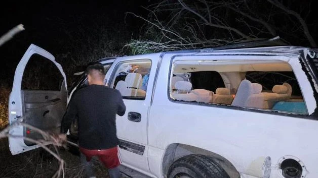 Acaba diversión en tragedia: Muere mujer en aparatosa volcadura