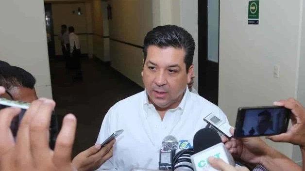 Cabeza de Vaca pide su candidatura al obtener amparos