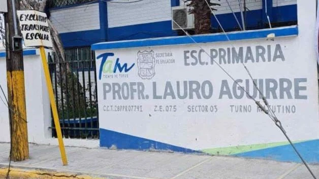 Denuncian cables cerca de banqueta