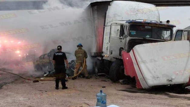Mujer pierde la vida tras choque entre auto y tractocamión en Reynosa