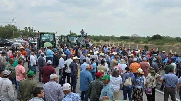 Productores agrícolas bloquean carretera a Cd. Victoria