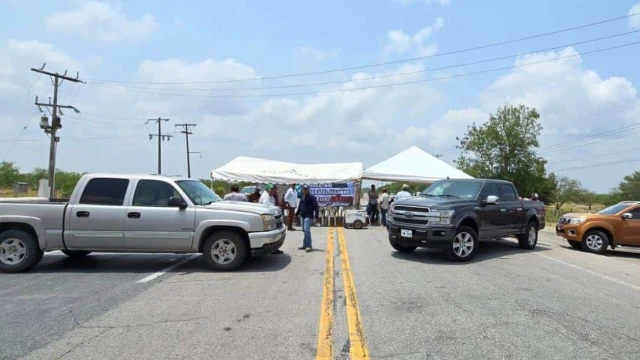 Productores agrícolas realizan bloqueo total