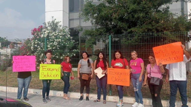 Exigen clases presenciales en Matamoros: ´A distancia no aprenden´, acusan padres
