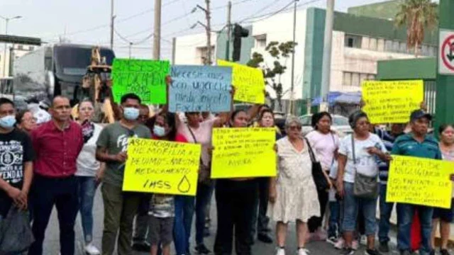 Reclaman sus medicinas; hacen bloqueo vial frente al IMSS de Madero
