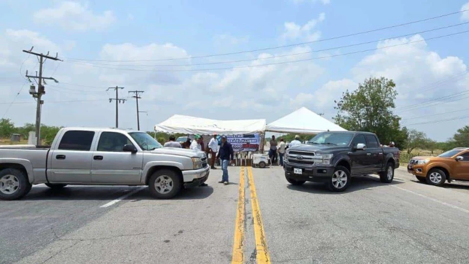 Productores agrícolas realizan bloqueo total