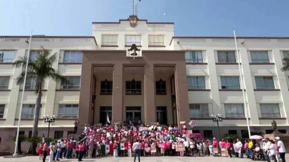 Llaman a votar por democracia: Manifestación de 'Marea Rosa' en Tamaulipas