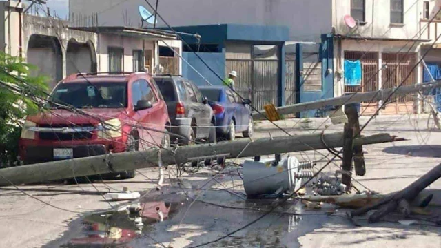 Caen postes de CFE en Matamoros y dejan sin luz a amplio sector