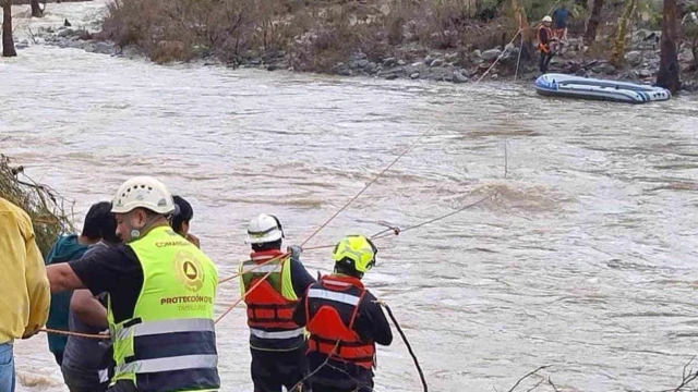Rescatan a cuatro personas atrapadas por creciente del río Chihue en Jaumave