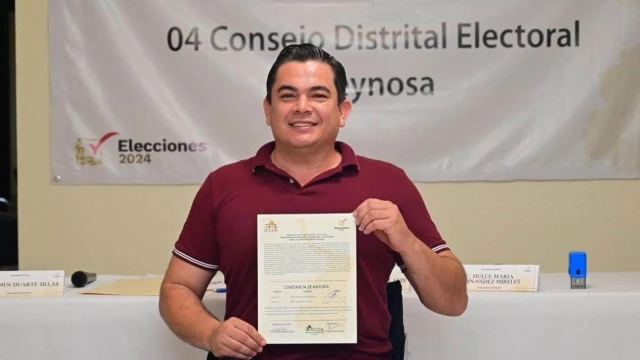 Entregan constancia de mayoría a Marco Gallegos por triunfo en el IV Distrito