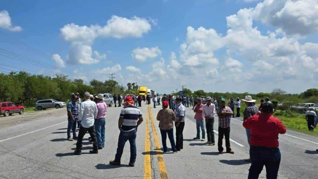 Bloquean, otra vez, carretera
