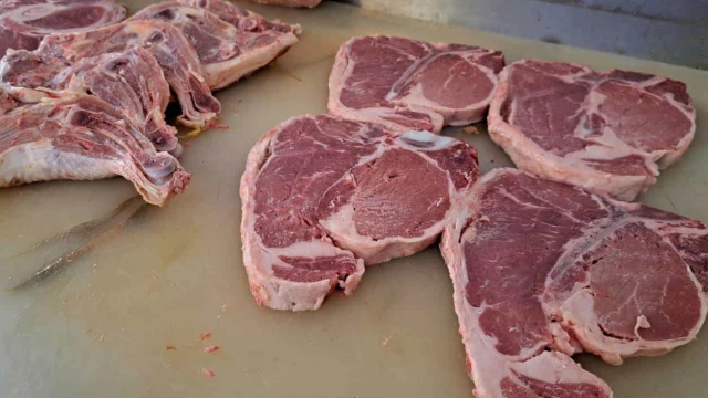 ´Golpea´ dólar a carne importada