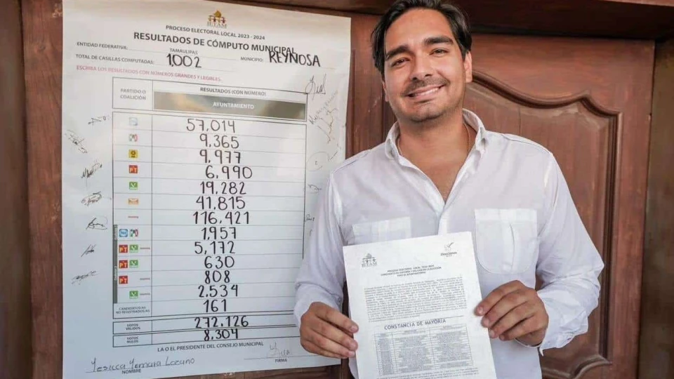 Entregan constancia a Carlos Peña Ortiz