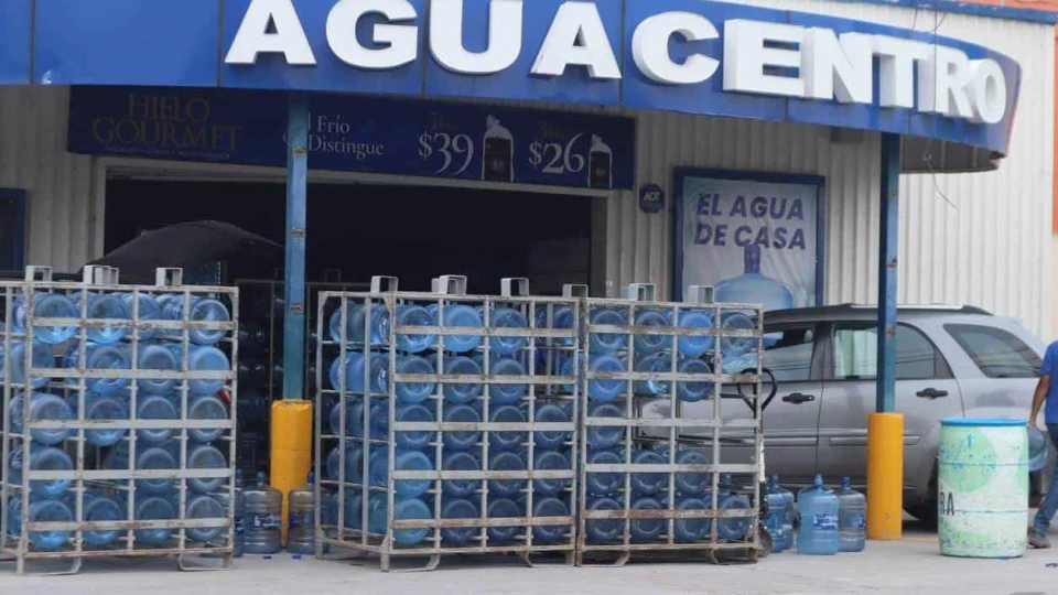 ´Aguantan´ distribuidores de hielo y agua embotellada