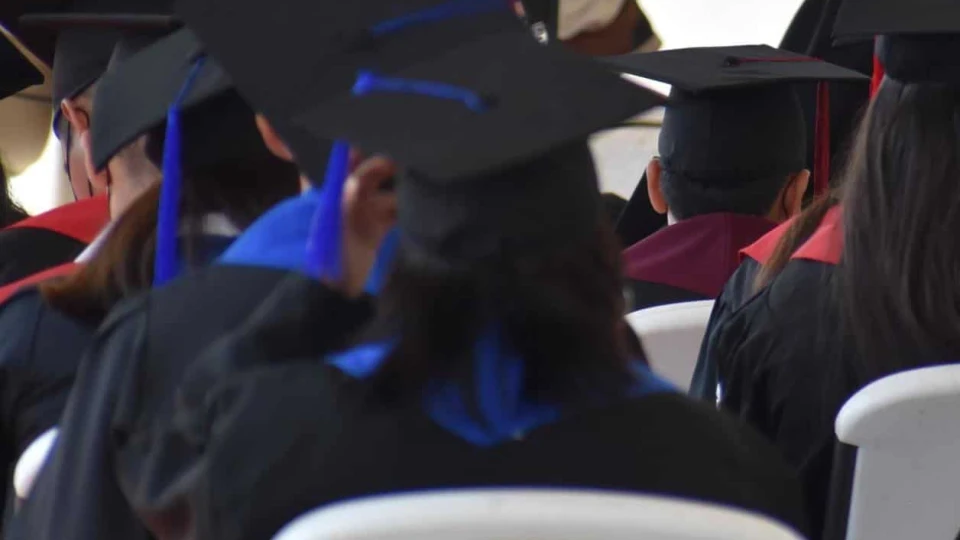 Padres de familia enfrentan costos de graduaciones