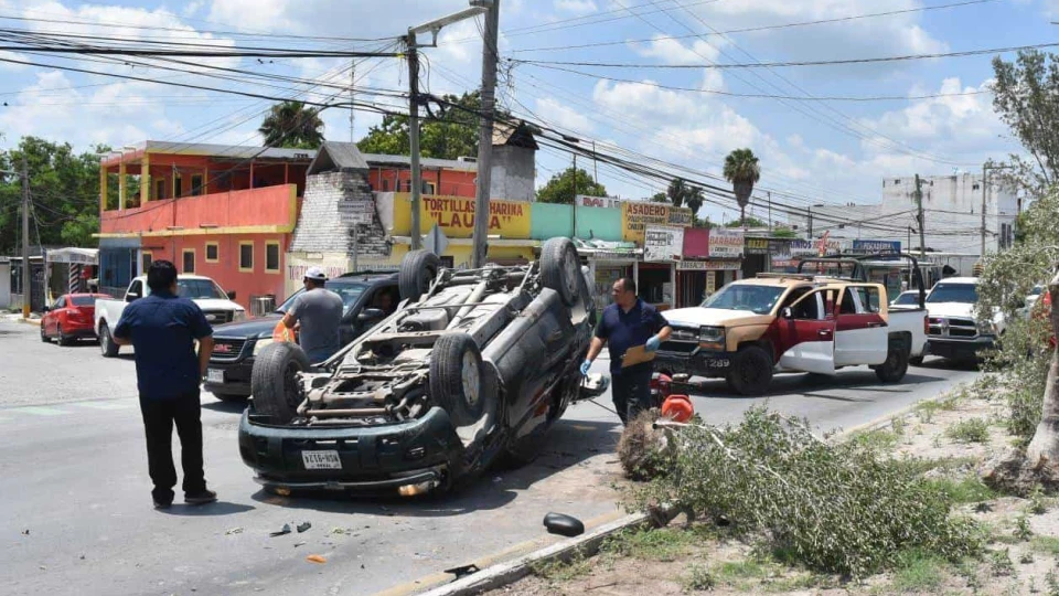 Curva mortal: Choque y volcadura en Avenida Rodolfo Garza Cantú