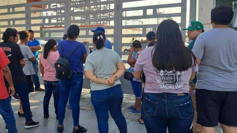 Presionan vecinos a la CFE por energía