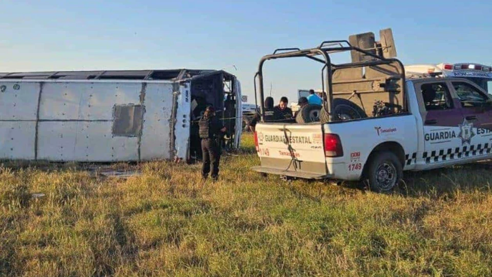 Vuelca microbús; reportan fallecido