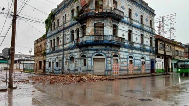 Cae edificio a pedazos