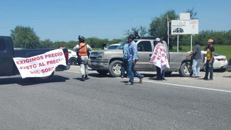 Urge a transportistas solución a bloqueos en carretera San Fernando