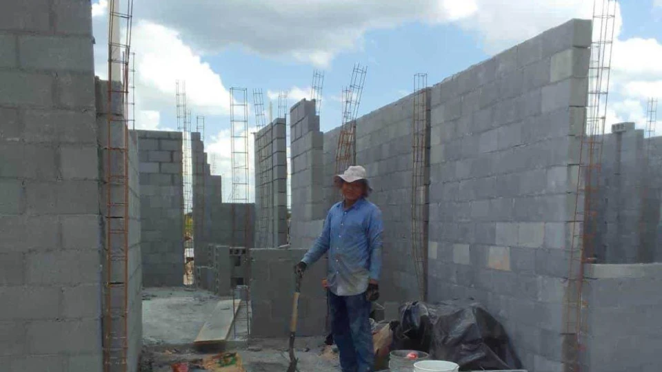 Negocian albañiles horarios de trabajo