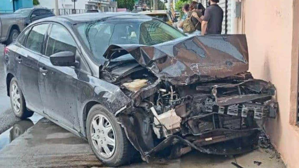 Causa choque por invadir carril y exceso de velocidad en Reynosa