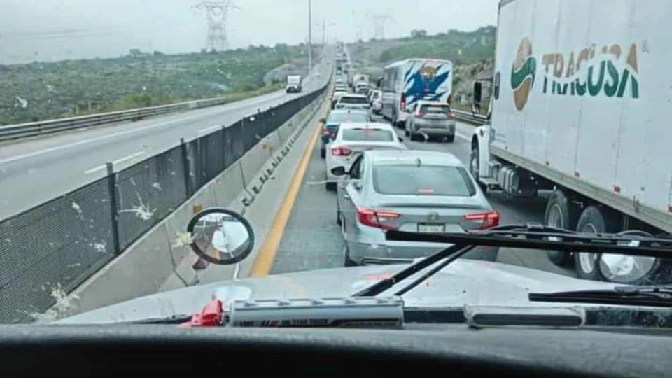 Protestan transportistas tamaulipecos contra malos tratos en Nuevo León