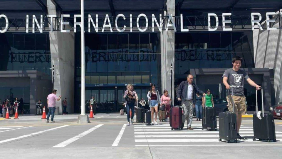 Sufren pasajeros por apagón cibernético