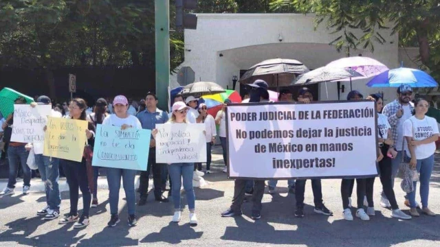 Mantienen juristas protestas: Acuden a Casa de Gobierno en Ciudad Victoria