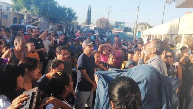 Bloquean Escuela Primaria Arquímedes Caballero para exigir maestro