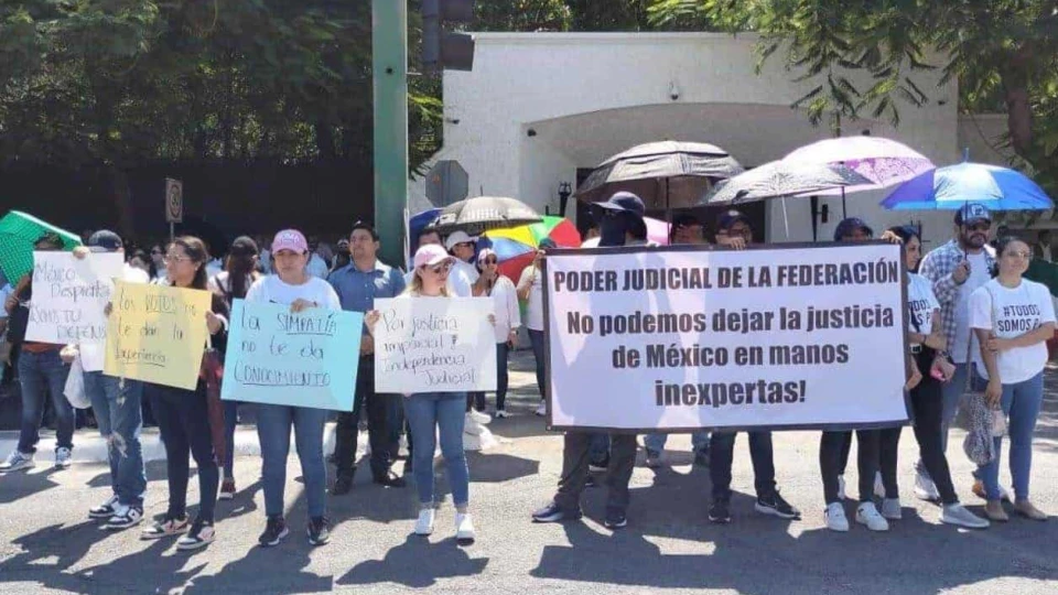 Mantienen juristas protestas: Acuden a Casa de Gobierno en Ciudad Victoria