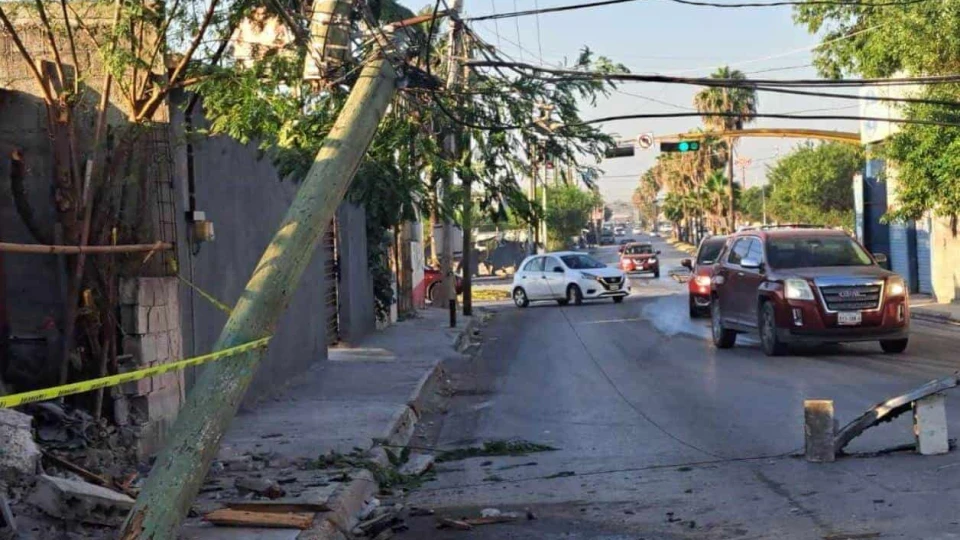 Automovilista derriba poste de luz en la colonia Doctores