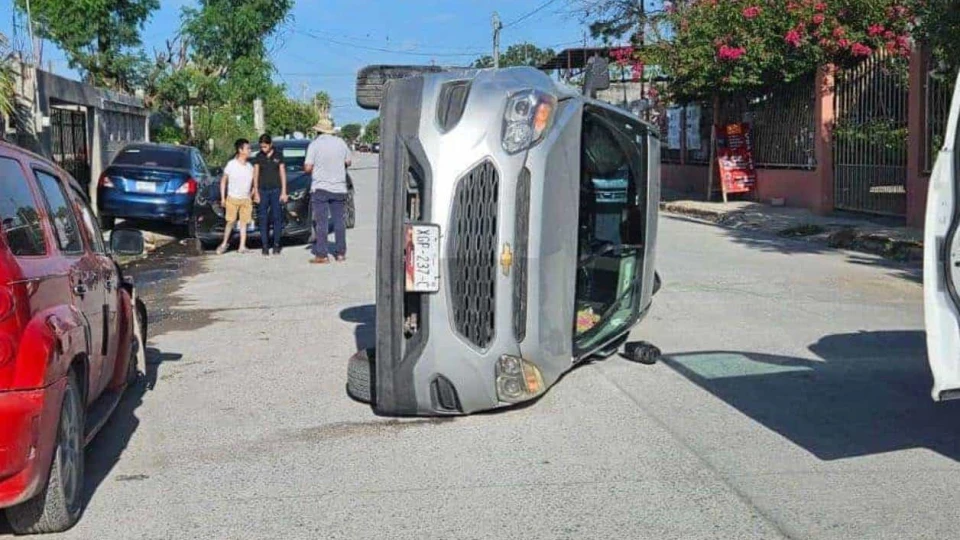 Vuelca por conducir hablando por celular en colonia Satélite de Reynosa