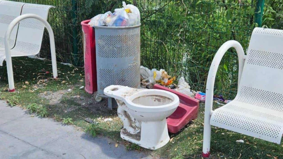 Arrojan muebles al Parque Lineal Anzaldúas