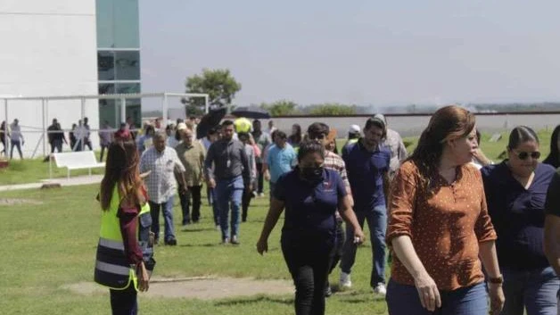Evacuan 2,173 personas de la Torre Bicentenario
