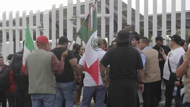 Entre empellones entran diputados al Congreso de Tamaulipas