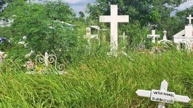 ´Sepulta´ maleza al panteón municipal Sagrado Corazón