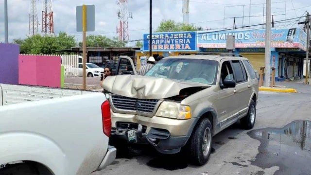 Choca contra poste por esquivar carro en Reynosa